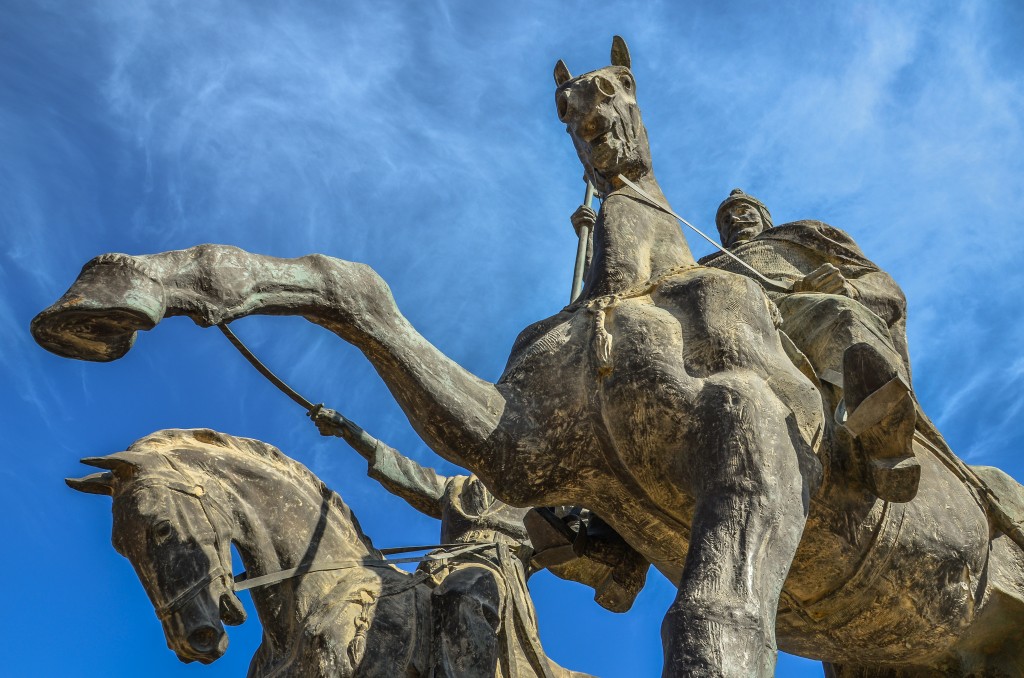 Na szczycie skały znajduje się pomnik dwóch bohaterów – Isy Tlenbajewa i Dosana Tażijewa. Byli to przywódcy powstania Adajców z 1870 roku przeciwko Imperium Rosyjskiemu. Adajowie to Kazachski ród zamieszkujący obszar Mangystau.